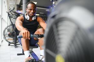 Sport, Fitness, gesund Lebensstil. afrikanisch Mann im das Fitnessstudio. foto