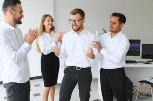 glücklich erfolgreich gemischtrassig Geschäft Mannschaft geben ein hoch Fünfer Geste wie Sie Lachen und jubeln ihr Erfolg. foto