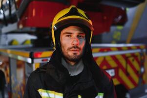 Foto von Feuerwehrmann mit Gas Maske und Helm in der Nähe von Feuer Motor