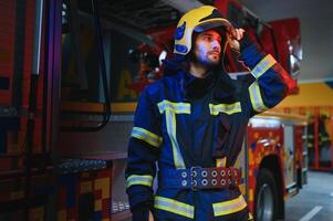 Porträt von männlich Feuerwehrmann im Uniform beim Feuer Bahnhof foto
