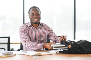 afrikanisch amerikanisch Schüler Vorbeigehen Prüfung foto