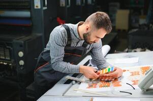 Porträt von ein Drucken Haus Arbeiter foto