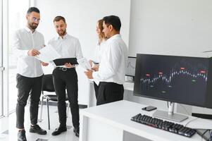 Team bei der Arbeit. Gruppe junger Geschäftsleute in eleganter Freizeitkleidung, die im Kreativbüro zusammenarbeiten foto