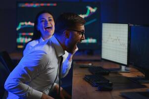 finanziell Analytiker reden zu Investition Banker im spät Abend beim Arbeit foto