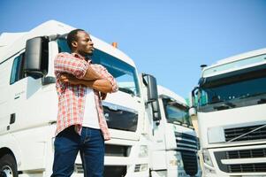 Vorderseite Sicht. jung afrikanisch LKW Treiber ist mit seine Fahrzeug beim Tageszeit. foto