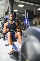 afrikanisch amerikanisch Mann Arbeiten aus im das Fitnessstudio. foto