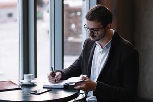 jung Geschäftsmann Arbeiten beim das Cafe. foto