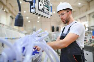 Fabrik Arbeiter. Mann Arbeiten auf das Produktion Linie foto