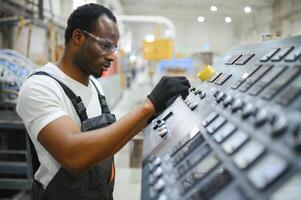 Porträt von industriell Ingenieur. Fabrik Arbeiter Stehen im Fabrik Produktion Linie foto