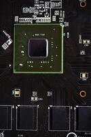 ein braun gedruckt Schaltkreis Tafel mit ein Prozessor Chip und Erinnerung Streifen. elektronisch Komponenten auf das Grafik Karte. foto