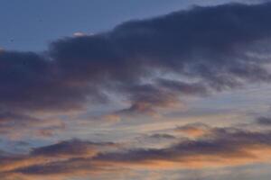 Abend Sonnenuntergang Himmel. dunkel Blau Gelb Wolken im das Himmel. foto