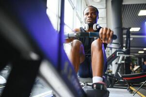 Sport, Fitness, gesund Lebensstil. afrikanisch Mann im das Fitnessstudio. foto