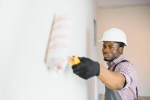 Afroamerikaner Dekorateur Gemälde Licht Mauer foto