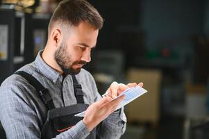 Mann Arbeiten im Drucken Haus mit Papier und Farben foto