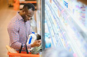 afrikanisch amerikanisch Mann Einkaufen im Essen Geschäft foto