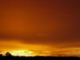 spektakulär Sonnenuntergang über, Orange Sonne steigend oben Über das Horizont foto
