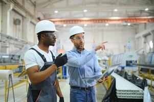 zwei schwer Industrie Ingenieure Stand im Fabrik foto