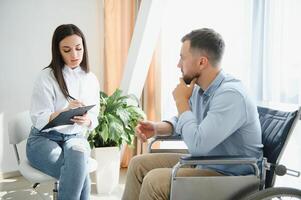 Porträt von weiblich Psychiater interviewen behindert Mann während Therapie Sitzung, Kopieren Raum. foto