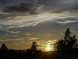 spektakulär Sonnenuntergang über, Orange Sonne steigend oben Über das Horizont foto