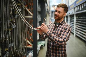 Porträt von glücklich reifen Mann Stehen im Hardware- Geschäft foto