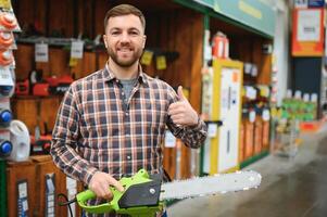 Arbeit hält elektrisch sah im Werkzeug Geschäft foto