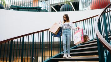 Einkaufen, Glück und Menschen Konzept - - lächelnd stilvoll Teenager Mädchen mit Einkaufen Taschen. Einkaufen Konzept. foto