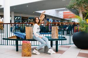 Einkaufen, Glück und Menschen Konzept - - lächelnd stilvoll Teenager Mädchen mit Einkaufen Taschen. Einkaufen Konzept. foto