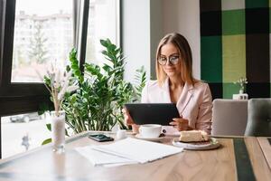 schön Geschäft Frauen sind Sitzung zu analysieren das Arbeit planen. Geschäft Mädchen sind studieren Strategien zum Entwicklung ein Marketing planen und Lernen zu lösen Arbeit Probleme. foto