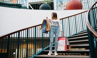 Einkaufen, Glück und Menschen Konzept - - lächelnd stilvoll Teenager Mädchen mit Einkaufen Taschen. Einkaufen Konzept. foto