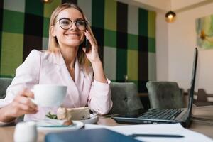 schön Geschäft Frauen sind Sitzung zu analysieren das Arbeit planen. Geschäft Mädchen sind studieren Strategien zum Entwicklung ein Marketing planen und Lernen zu lösen Arbeit Probleme foto