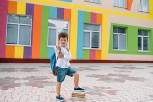 süß Schüler im Weiß Hemden und ein Brille mit Bücher und ein Rucksack. zurück zu Schule foto