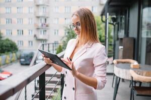 Geschäft Frau verwenden Digital Tablette. foto