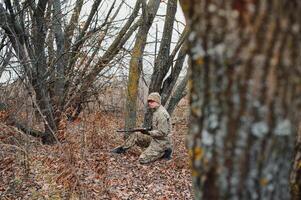 Jäger im Uniform mit ein Jagd Gewehr. Jagd Konzept. foto