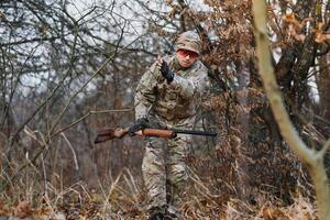 Jagd erlauben. Mann brutal Wildhüter Natur Hintergrund. Jäger verbringen Freizeit Jagd. Jäger halt Gewehre. Fokus und Konzentration von erfahren Jäger. Jagd und fangen Jahreszeiten foto