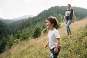 jung Mama mit Baby Junge Reisen. Mutter auf Wandern Abenteuer mit Kind, Familie Ausflug im Berge. National Park. Wanderung mit Kinder. aktiv Sommer- Feiertage. Fischauge Linse. foto