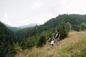 jung Mama mit Baby Junge Reisen. Mutter auf Wandern Abenteuer mit Kind, Familie Ausflug im Berge. National Park. Wanderung mit Kinder. aktiv Sommer- Feiertage. Fischauge Linse. foto