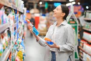 jung Frau im Haushalt Chemie Abteilung von Supermarkt foto