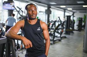 afrikanisch amerikanisch Mann Arbeiten aus im das Fitnessstudio. foto