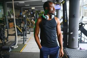 Sport, Fitness, gesund Lebensstil. afrikanisch Mann im das Fitnessstudio. foto