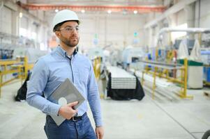 Seite Aussicht von Techniker oder Ingenieur mit Headset und Laptop Stehen im industriell Fabrik foto