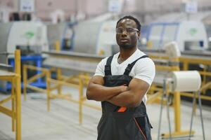Fachmann schwer Industrie Ingenieur Arbeiter tragen Uniform, Brille und schwer Hut im ein Fabrik foto