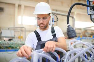 Fabrik Arbeiter. Mann Arbeiten auf das Produktion Linie foto