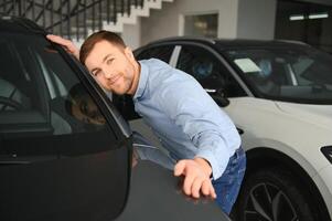 ein jung Mann wählt ein Neu Auto beim ein Auto Händler. foto