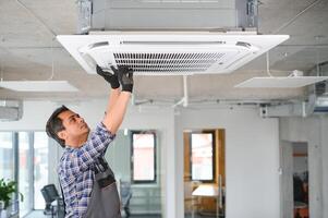 Belüftung Reinigung. Spezialist beim arbeiten. Reparatur Belüftung System HVAC. industriell Hintergrund foto