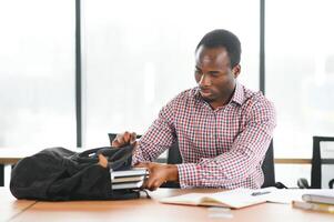 männlich Schüler Sitzung im Universität Klassenzimmer. Mann Sitzung im Vorlesung im hoch Schule Klassenzimmer. foto