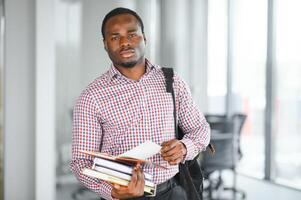 Porträt von afrikanisch Junge beim Hochschule Campus foto