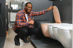 afrikanisch amerikanisch Mann wählen Zuhause Toilette im Geschäft foto