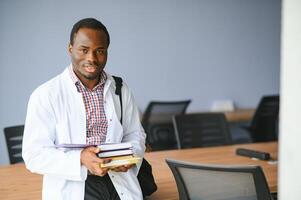 Porträt von ein jung afrikanisch ethnische Zugehörigkeit Arzt oder medizinisch Schüler im Uniform foto