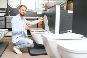 Mann wählen Zuhause Toilette im Geschäft foto