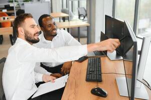 zwei zuversichtlich Geschäftsleute, finanziell Analysten oder Investition Berater Sitzung beim Büro Schreibtisch foto